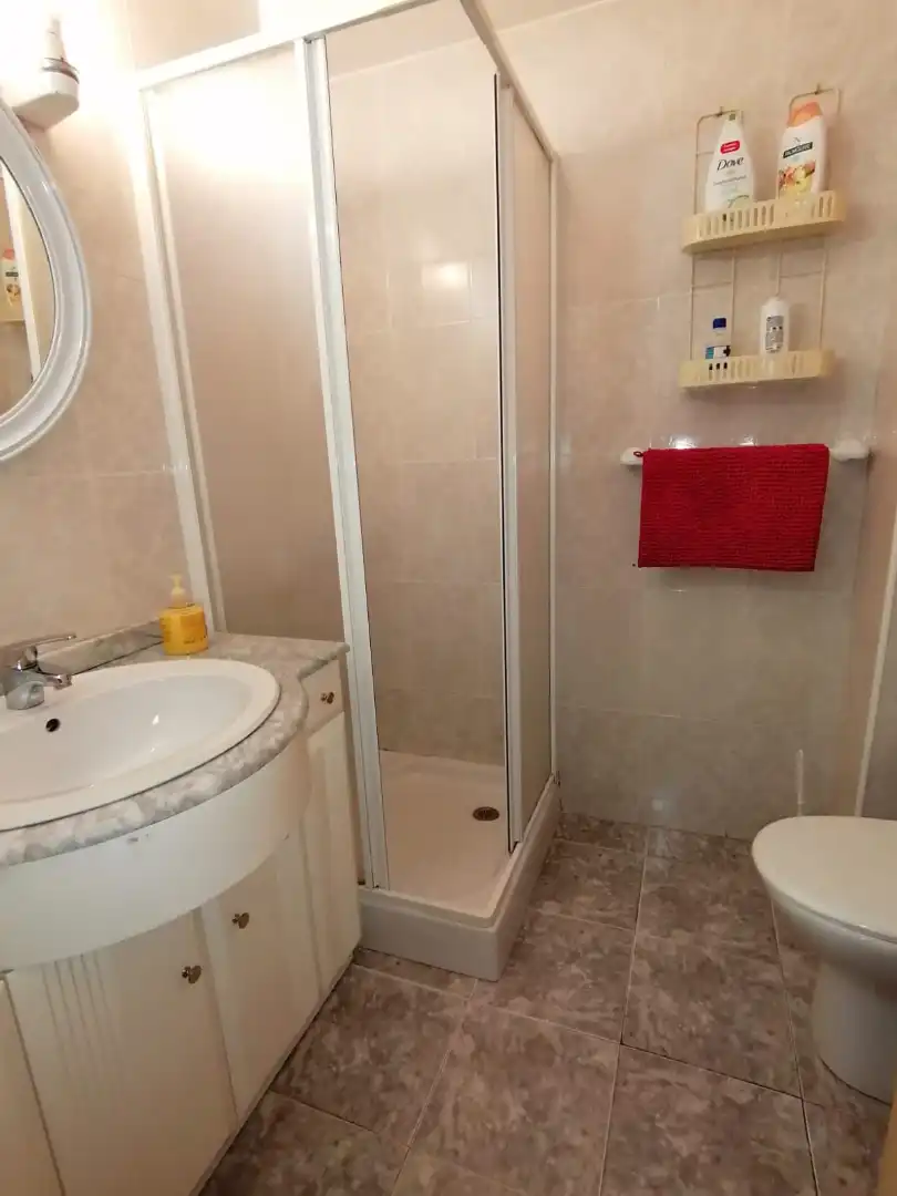 Badezimmer von Wohnung zur Miete in Granada mit Möbliert und Waschmaschine