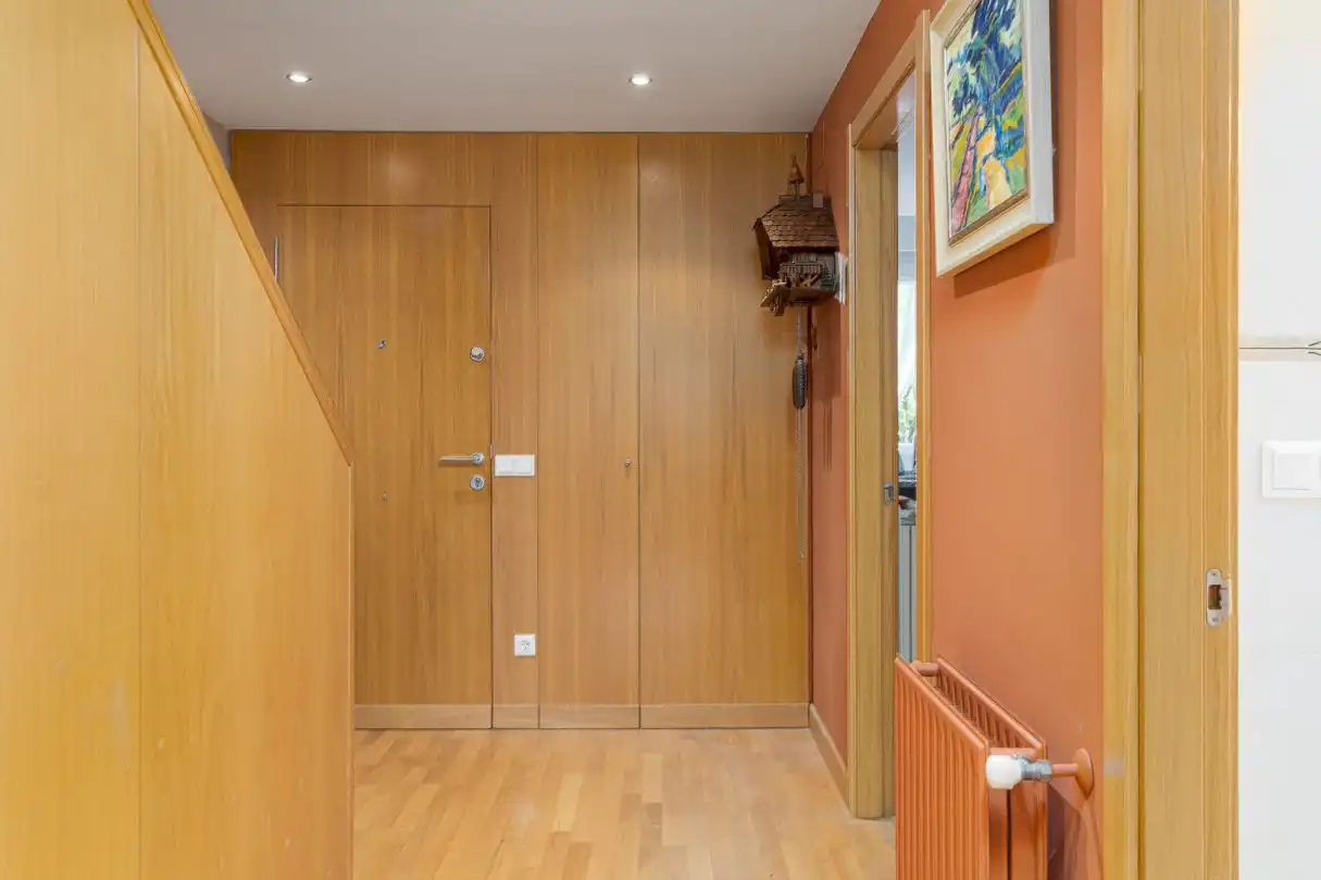Einfamilien-Reihenhaus zum Verkauf in Iza / Itza mit Heizung, Privatgarten und Terrasse