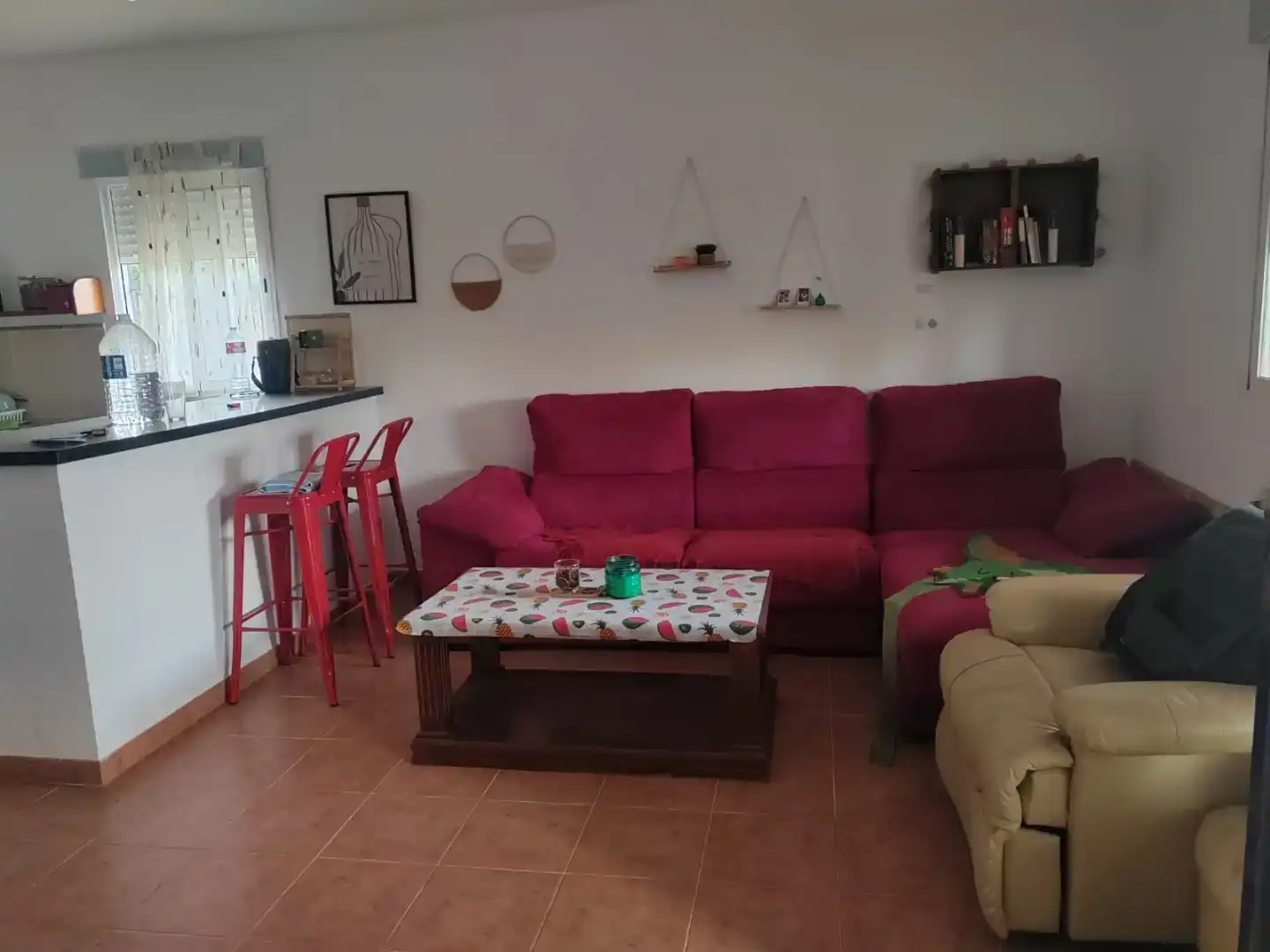 Sala d'estar de Finca rústica en venda en Arroyo de la Luz amb Jardí privat, Piscina i Moblat