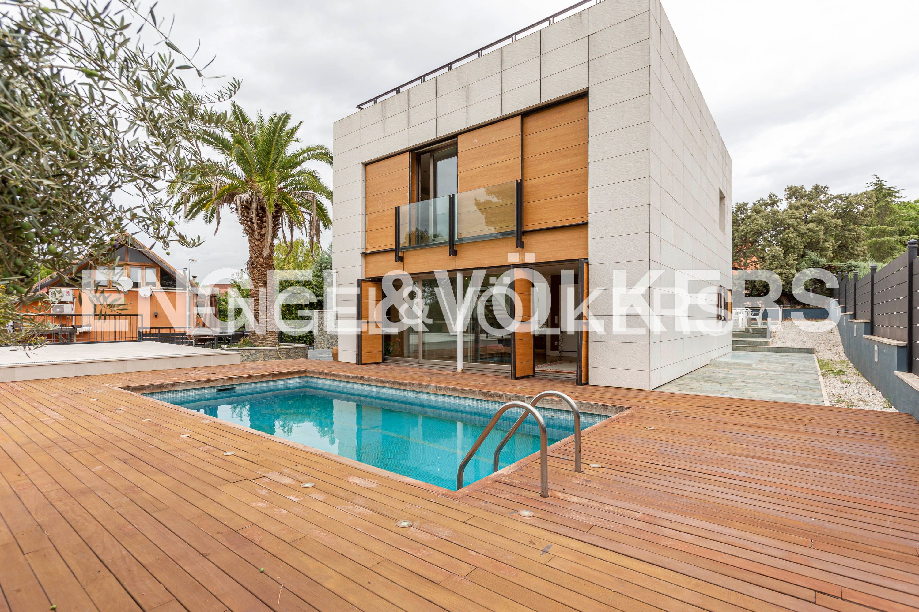 Vista exterior de Casa o xalet de lloguer en Villaviciosa de Odón amb Aire condicionat, Calefacció i Jardí privat