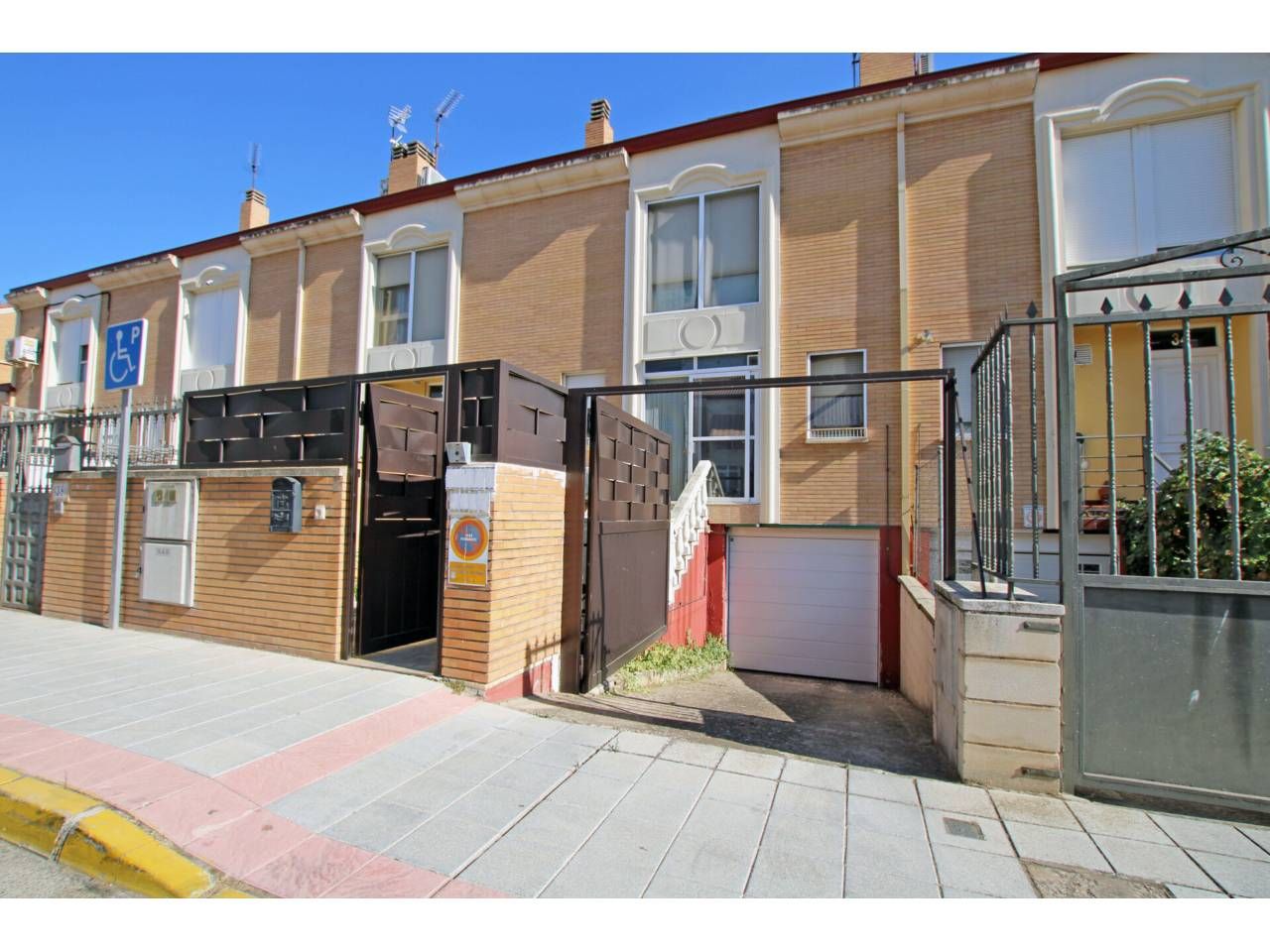 Exterior view of Single-family semi-detached for sale in Azuqueca de Henares  with Heating