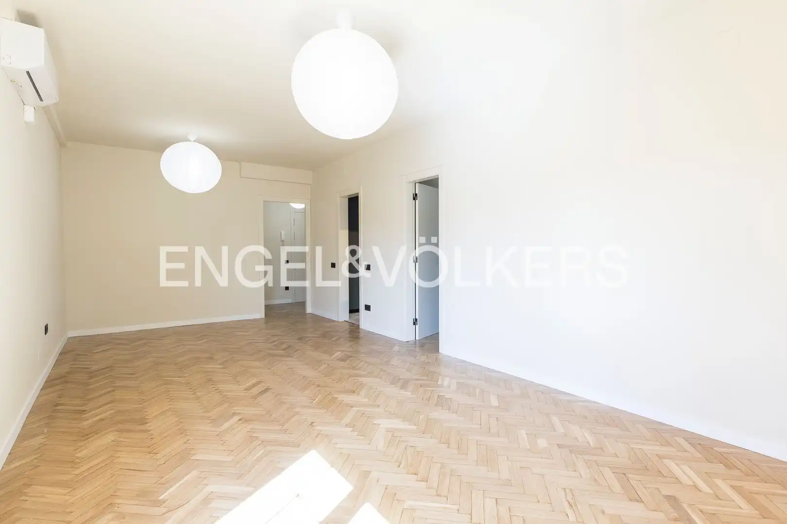Living room of Flat for sale in Barcelona  with Air Conditioner, Heating and Parquet flooring