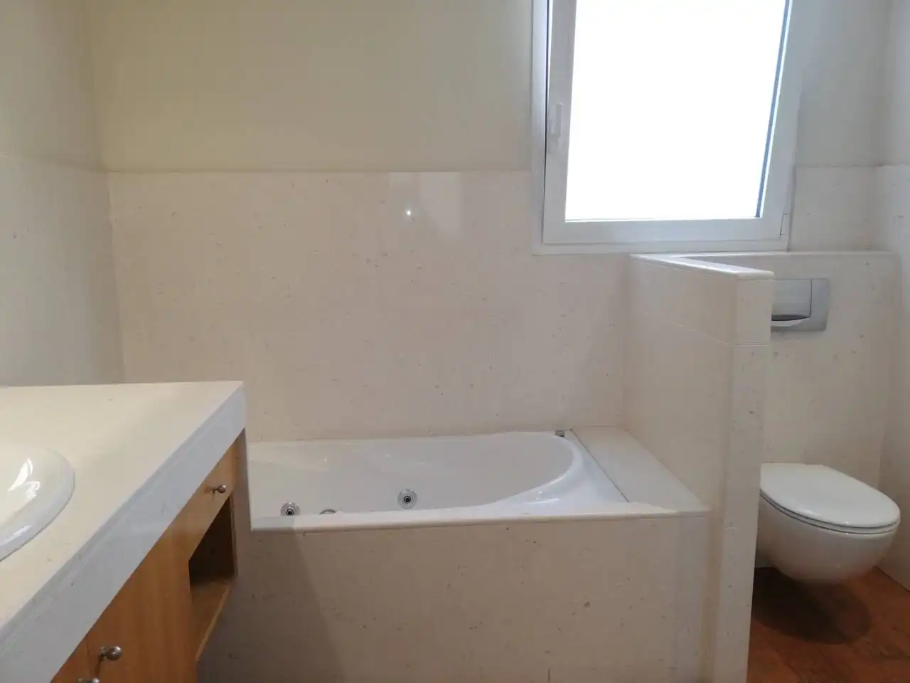 Badezimmer von Wohnung zur Miete in Girona mit Klimaanlage, Heizung und Parkett