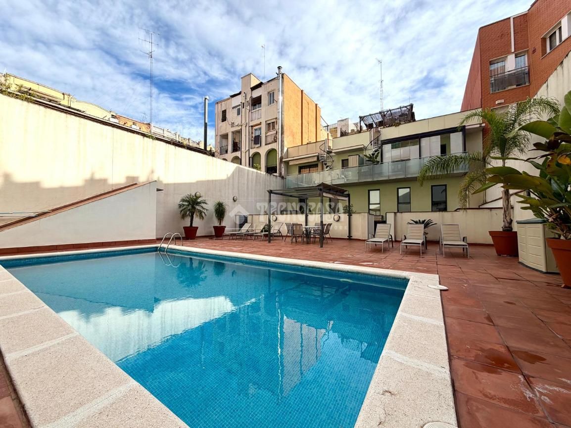 Swimming pool of Attic for sale in  Barcelona Capital  with Air Conditioner, Parquet flooring and Terrace