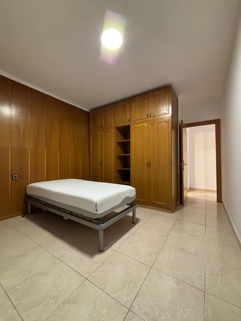 Dormitori de Pis de lloguer en Girona amb Aire condicionat, Calefacció i Terrassa