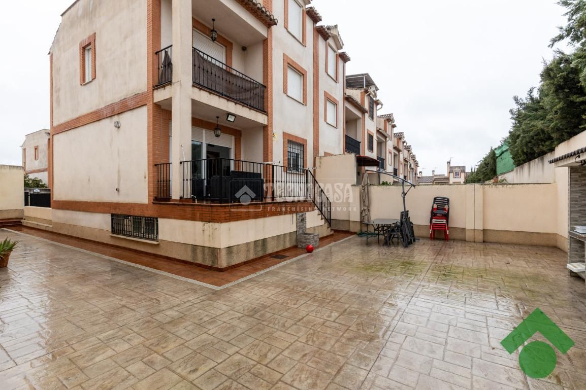 Vista exterior de Casa adosada en venda en Atarfe amb Aire condicionat, Terrassa i Piscina comunitària