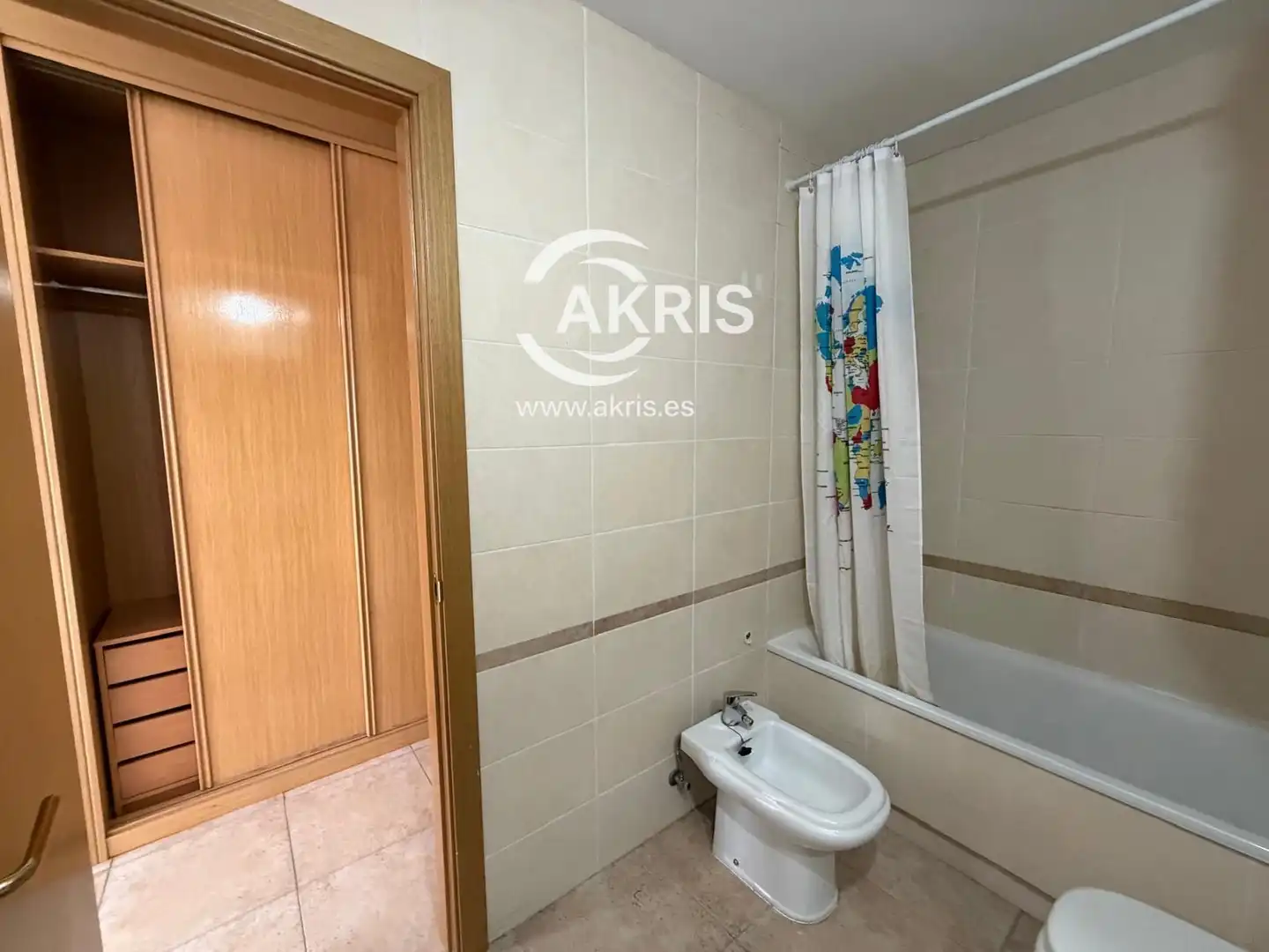 Badezimmer von Einfamilien-Reihenhaus zum Verkauf in Casarrubios del Monte mit Klimaanlage, Heizung und Terrasse