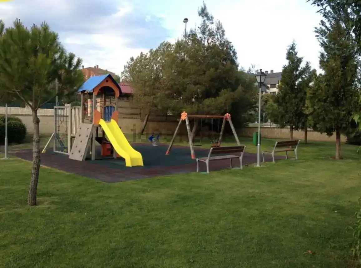Aparcament de Casa o xalet en venda en Magaz de Pisuerga amb Piscina i Balcó