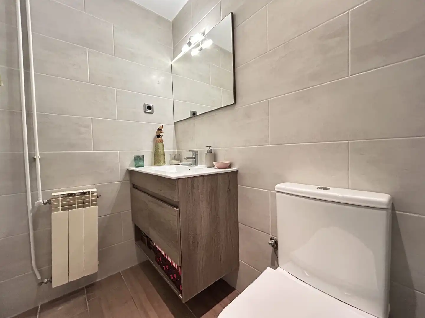 Badezimmer von Wohnung zum Verkauf in El Vendrell mit Heizung, Privatgarten und Parkett