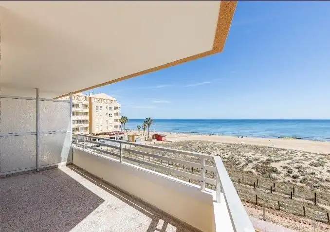 Habitación de Apartamento en venta en Torrevieja con Terraza y Amueblado