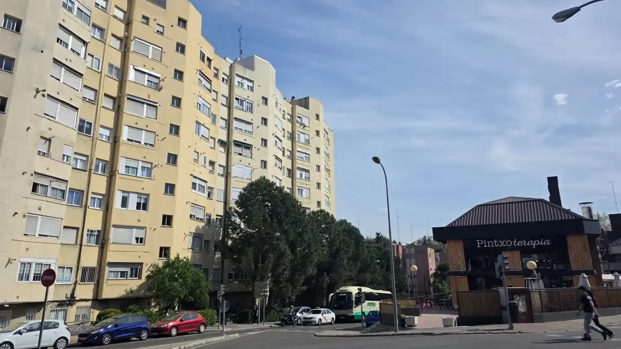 Vista exterior de Piso en venta en Madrid con Calefacción