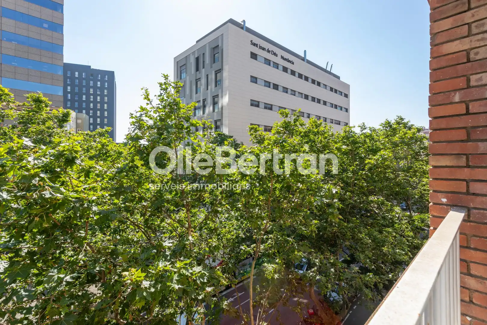 Vista exterior de Pis en venda en Barcelona amb Calefacció