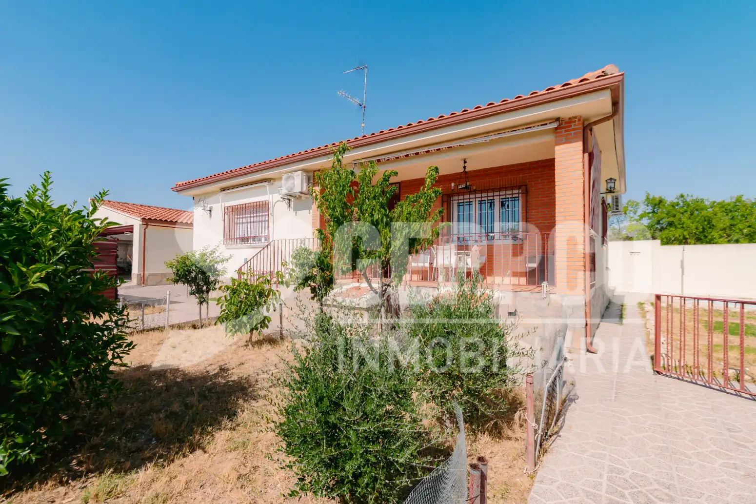 Vista exterior de Casa o xalet en venda en Santa Cruz del Retamar amb Aire condicionat, Calefacció i Terrassa