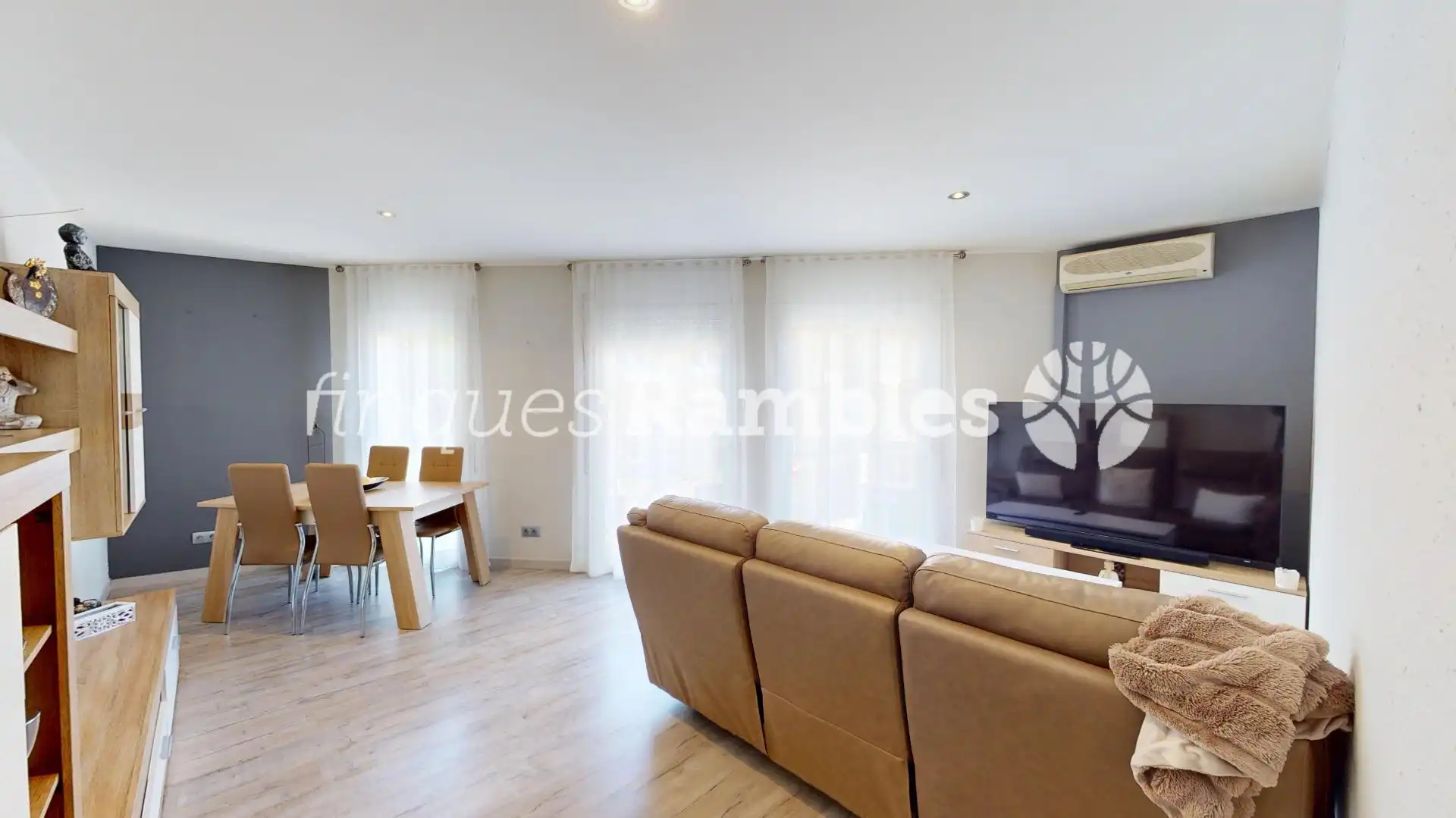 Sala d'estar de Pis en venda en Igualada amb Calefacció, Terrassa i Balcó