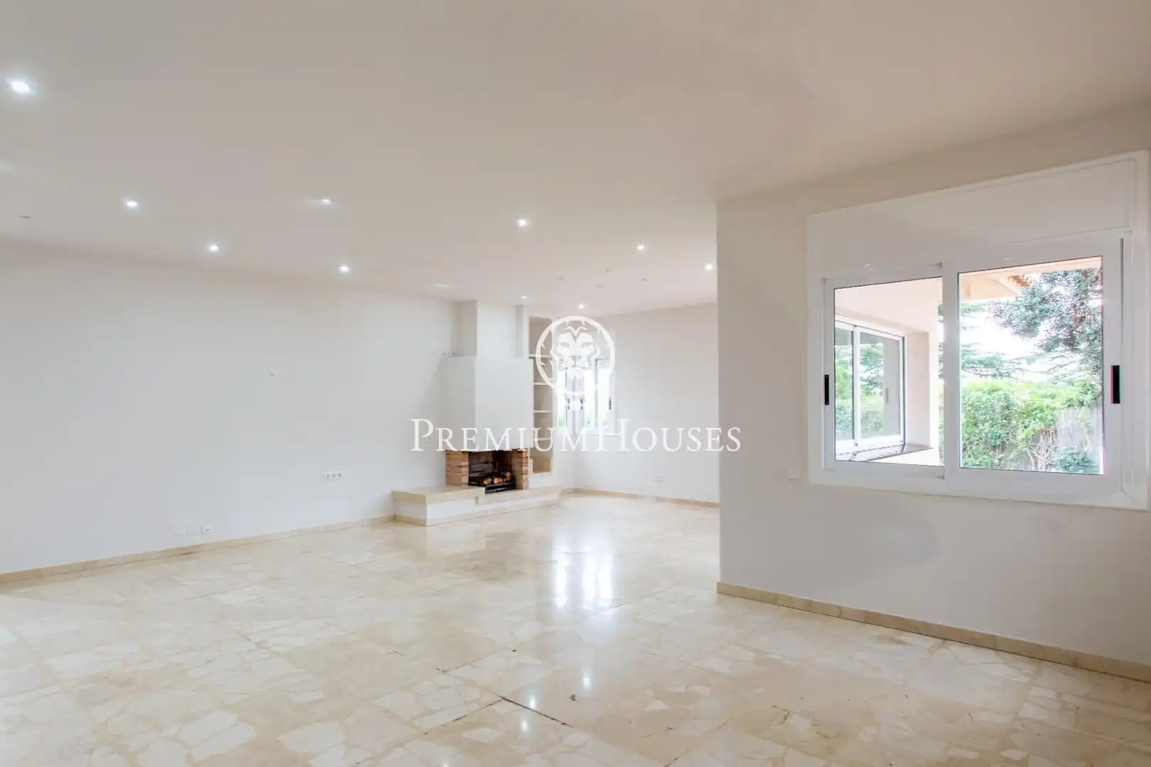 Sala d'estar de Casa o xalet en venda en Alella amb Aire condicionat, Jardí privat i Terrassa