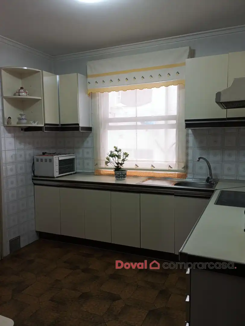 Cocina de Piso de alquiler en Vigo  con Calefacción, Parquet y Amueblado