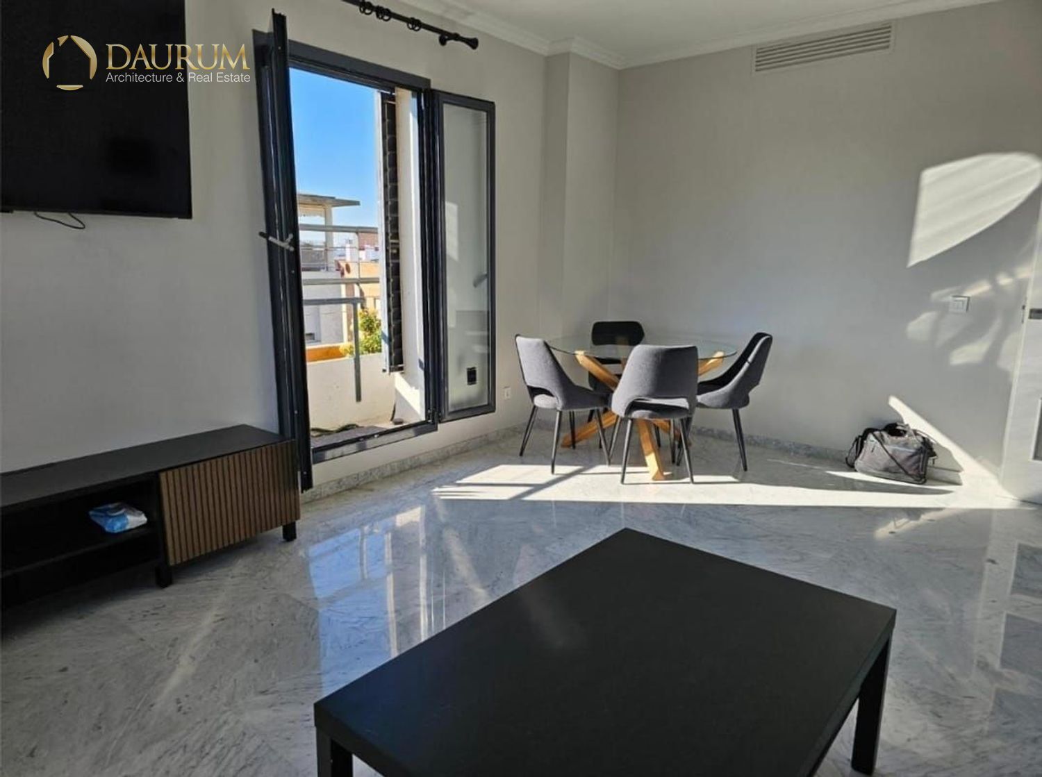 Vista exterior de Pis en venda en  Sevilla Capital amb Aire condicionat, Terrassa i Moblat