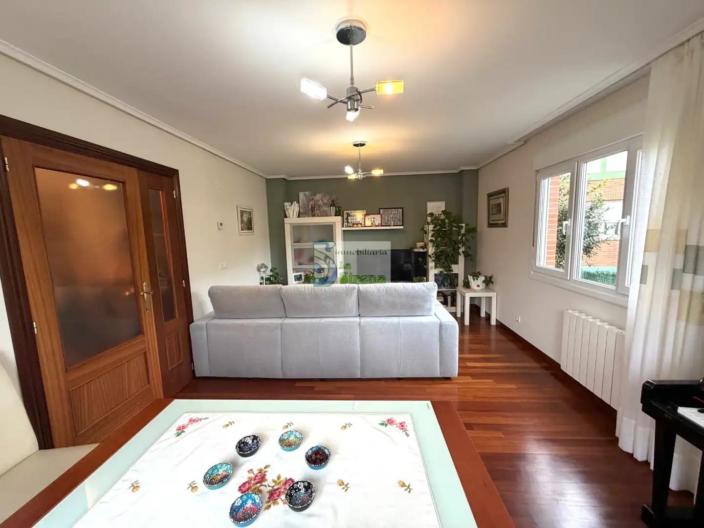Sala d'estar de Casa o xalet en venda en Castro-Urdiales amb Calefacció, Jardí privat i Terrassa