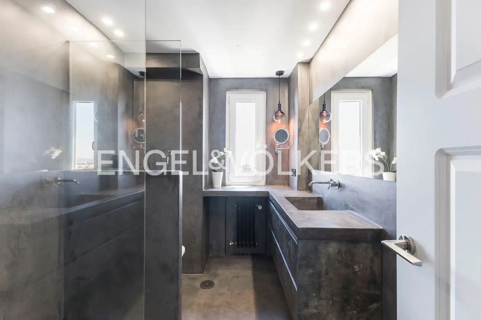 Bathroom of Flat for sale in Madrid  with Air Conditioner, Heating and Parquet flooring