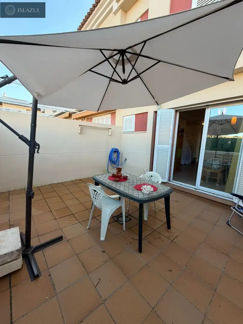 Terrassa de Casa adosada en venda en Isla Cristina amb Jardí privat, Terrassa i Moblat