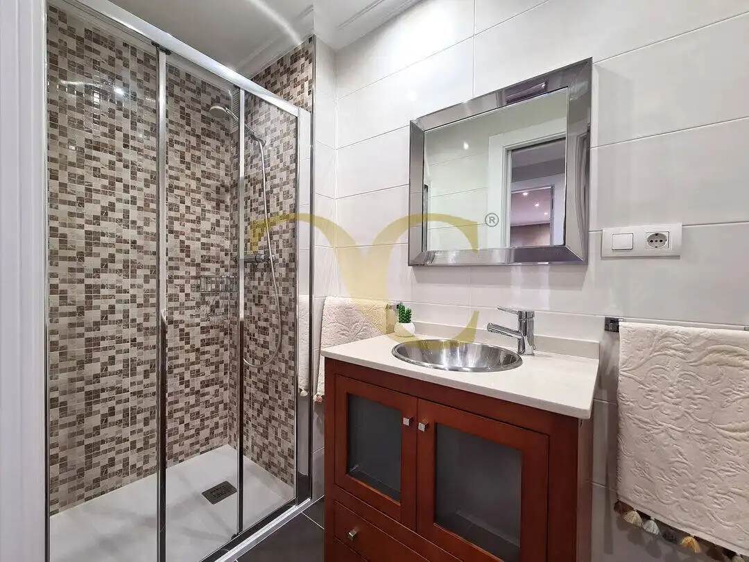 Baño de Piso en venta en Gijón  con Calefacción, Jardín privado y Terraza