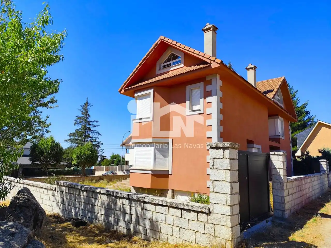 Vista exterior de Casa o xalet en venda en Las Navas del Marqués  amb Calefacció, Jardí privat i Terrassa