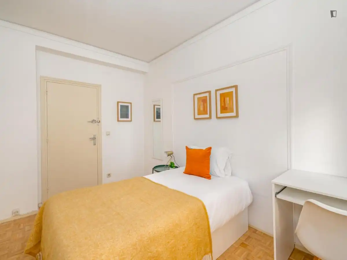 Habitación de Apartamento para compartir en Madrid con Aire acondicionado, Calefacción y Amueblado