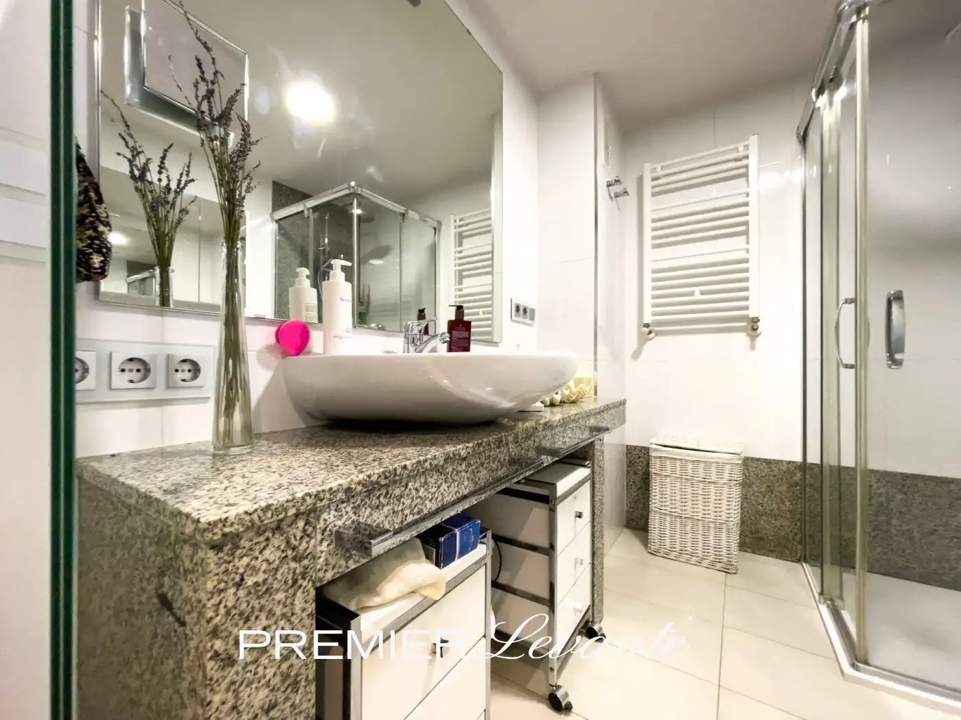 Baño de Piso en venta en Alicante / Alacant con Aire acondicionado, Calefacción y Jardín privado