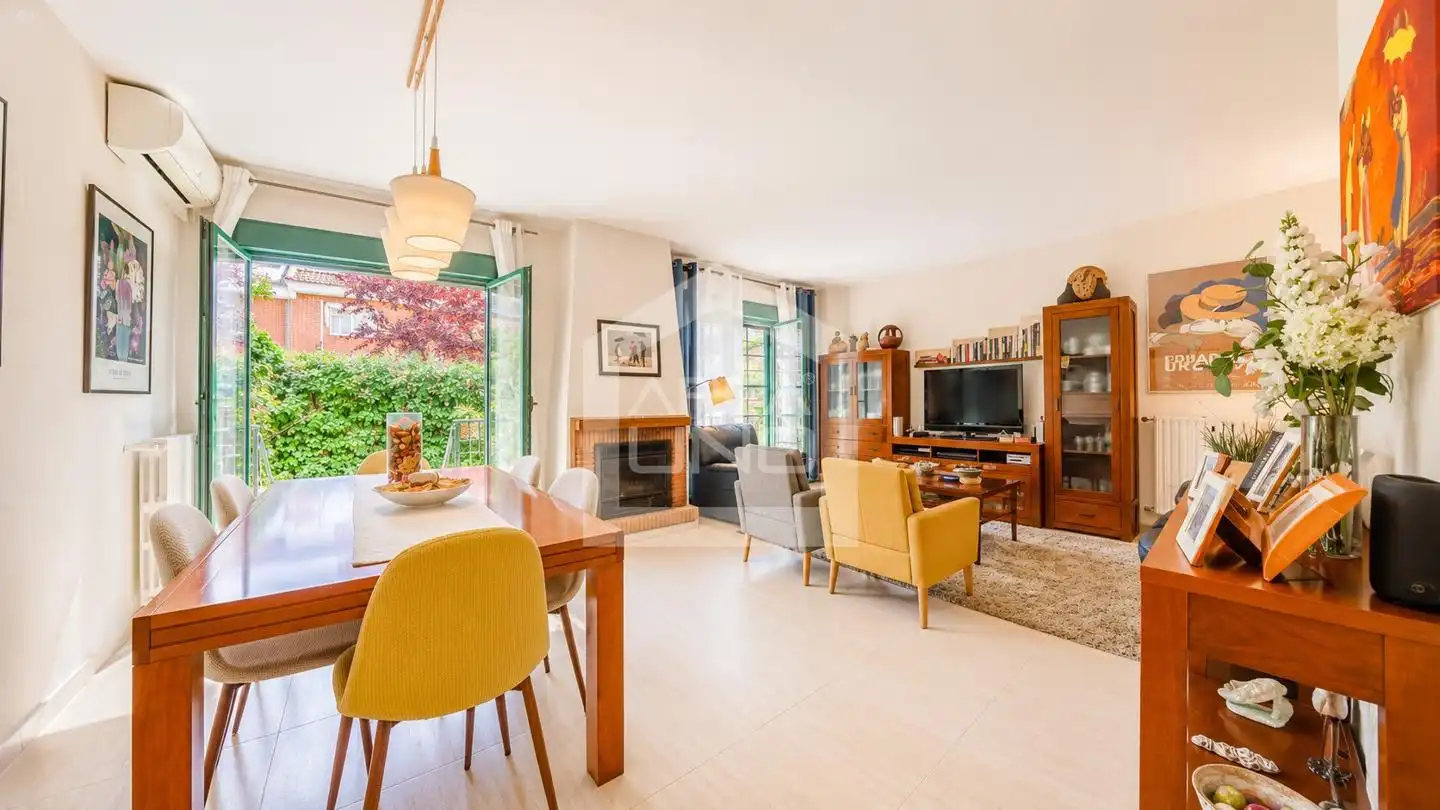 Sala d'estar de Casa adosada en venda en Alcorcón amb Aire condicionat, Calefacció i Jardí privat
