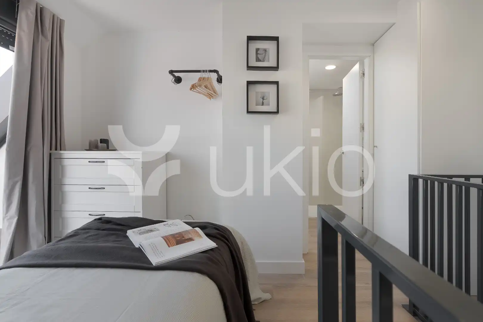 Dormitori de Apartament de lloguer en Madrid amb Calefacció, Terrassa i Moblat