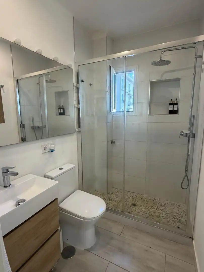Bathroom of Flat for sale in Sevilla  with Balcony