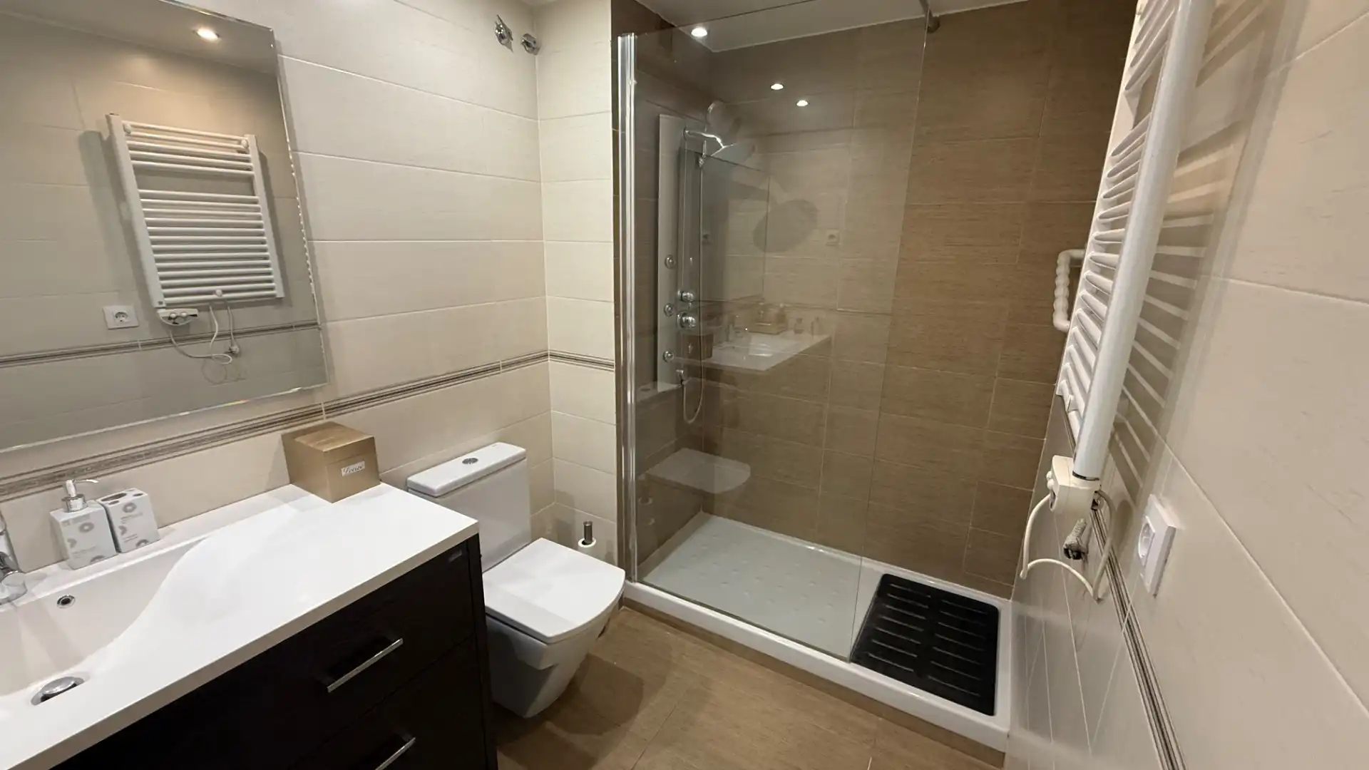 Bathroom of Flat for sale in Barcelona  with Air Conditioner, Heating and Parquet flooring