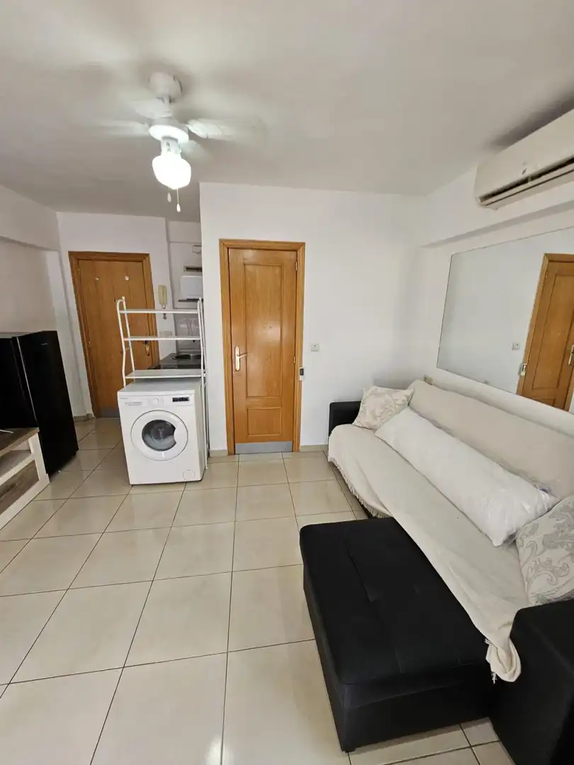 Sala d'estar de Estudi de lloguer en Benidorm amb Aire condicionat, Terrassa i Moblat