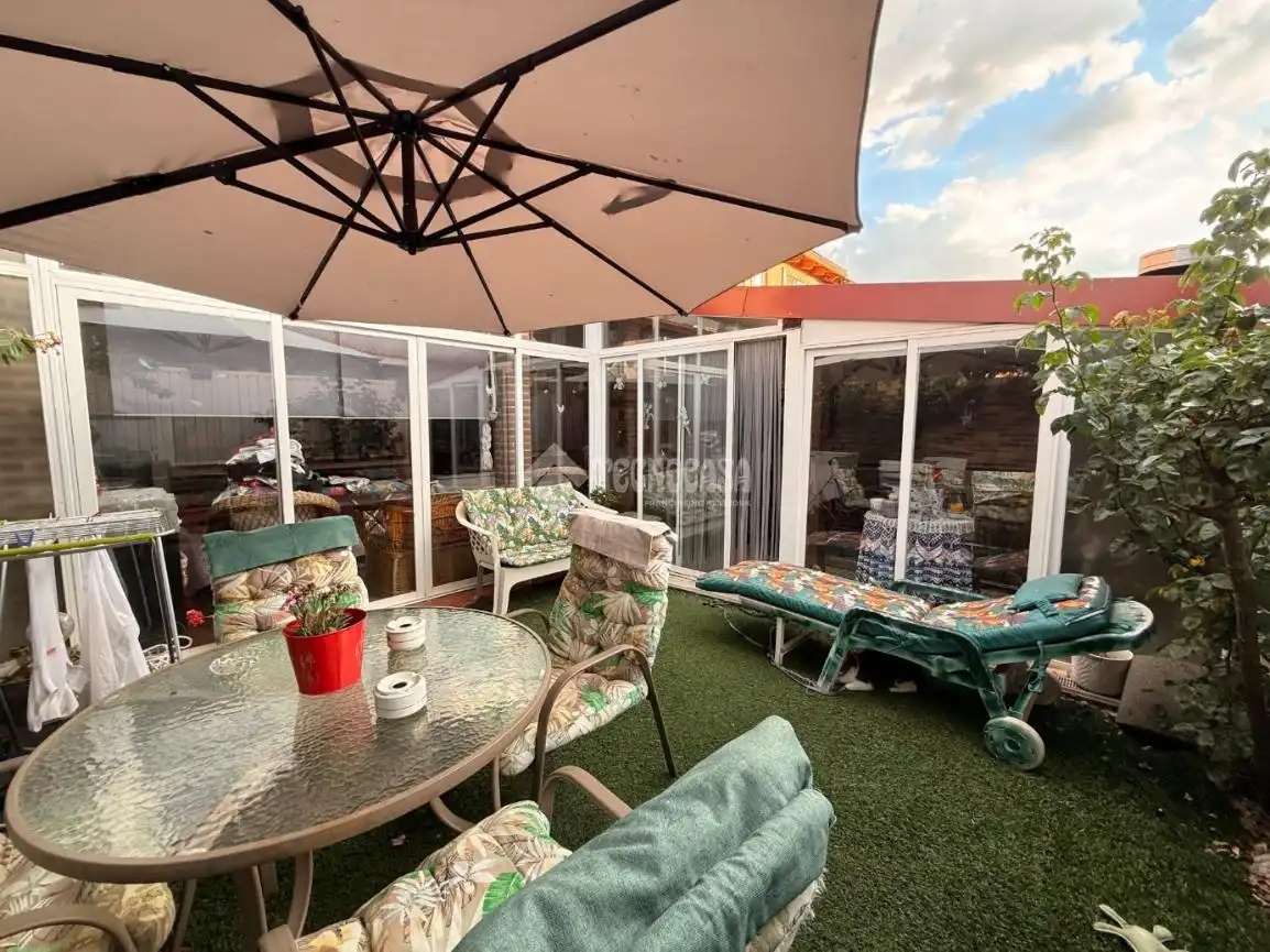 Terrasse von Einfamilien-Reihenhaus zum Verkauf in Torrejón del Rey mit Klimaanlage, Heizung und Privatgarten