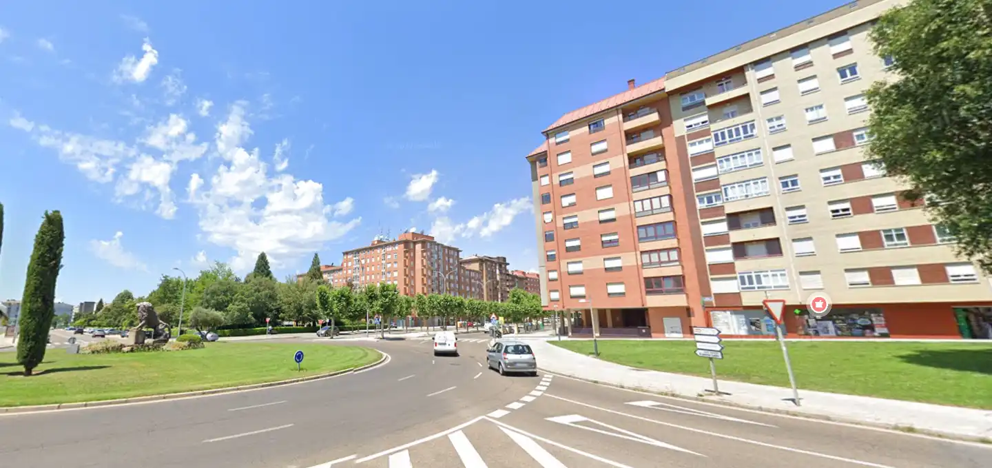 Vista exterior de Traster en venda en León Capital 