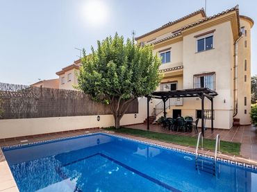 Casa aparellada amb piscina en venda a Calle CARLOS CANO (HI) 75