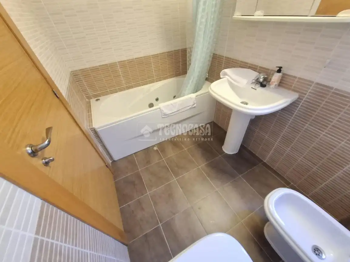 Baño de Casa adosada en venta en Ávila con Calefacción, Amueblado y Balcón