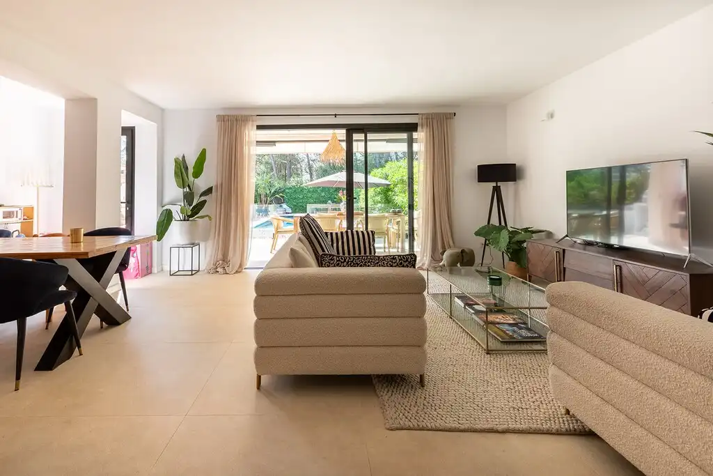 Wohnzimmer von Einfamilien-Reihenhaus zum Verkauf in Pollença mit Klimaanlage, Heizung und Terrasse