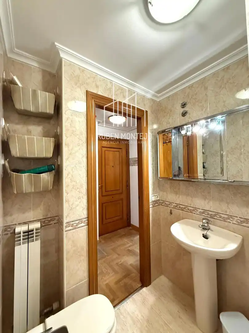 Bany de Apartament de lloguer en Salamanca amb Calefacció, Terrassa i Moblat