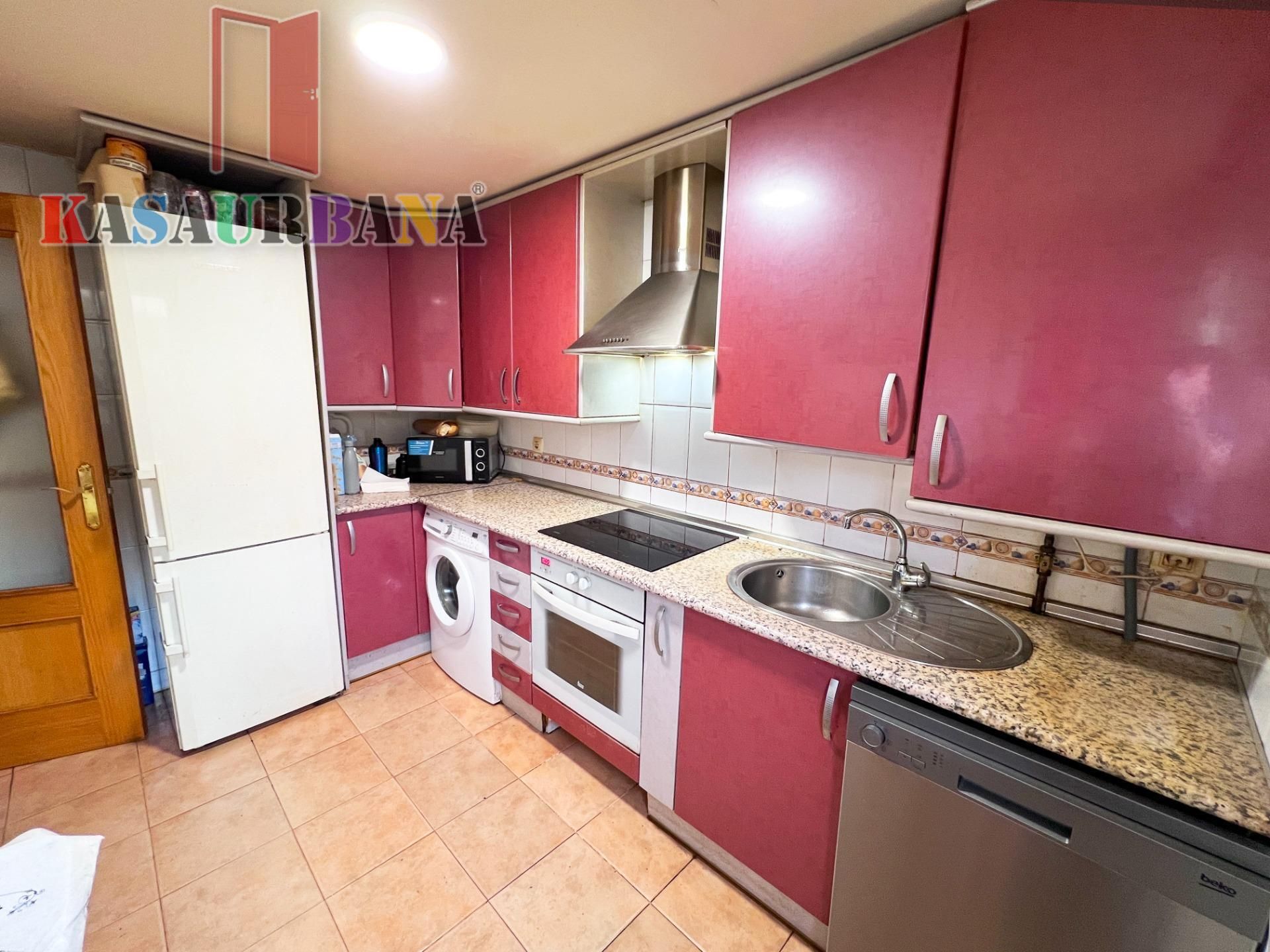 Cuina de Casa adosada en venda en Valdemoro amb Aire condicionat, Calefacció i Jardí privat