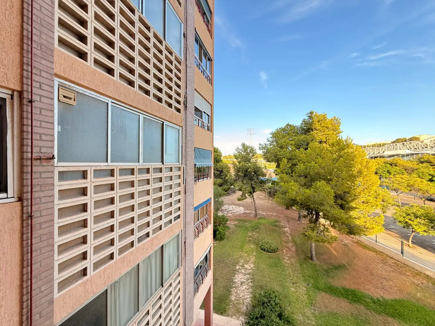 Vista exterior de Pis en venda en Alicante / Alacant amb Aire condicionat, Calefacció i Jardí privat