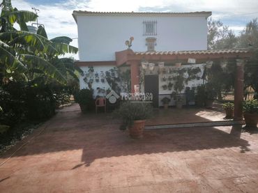 Casa rústica con balcón en venta en Trigueros