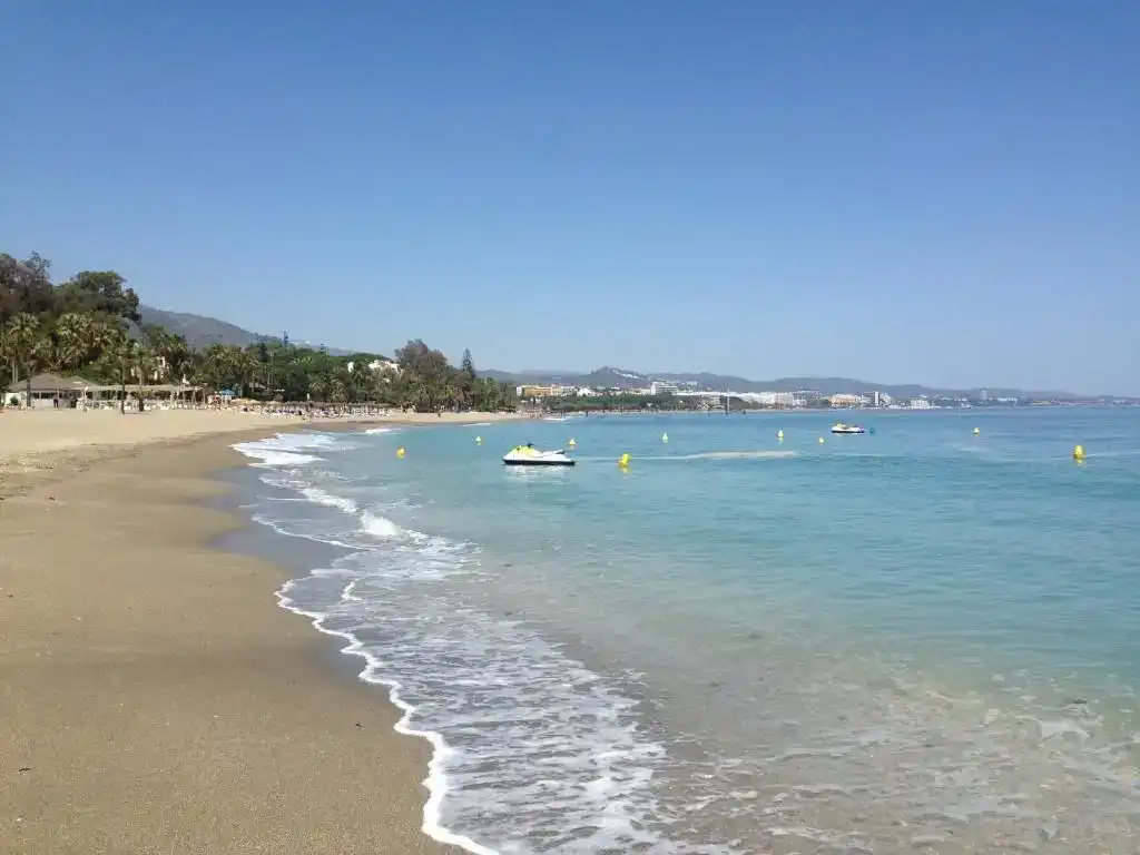 Vista exterior de Apartament en venda en Marbella amb Aire condicionat i Piscina