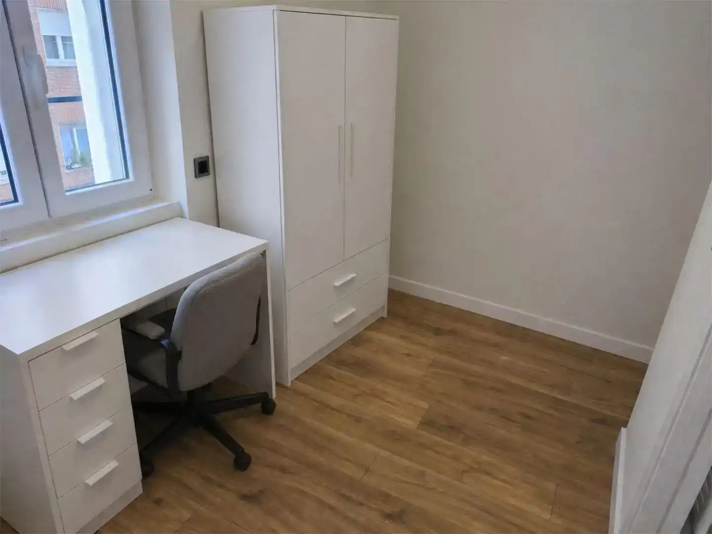 Dormitori de Apartament per a compartir en León Capital  amb Jardí privat, Parquet i Traster