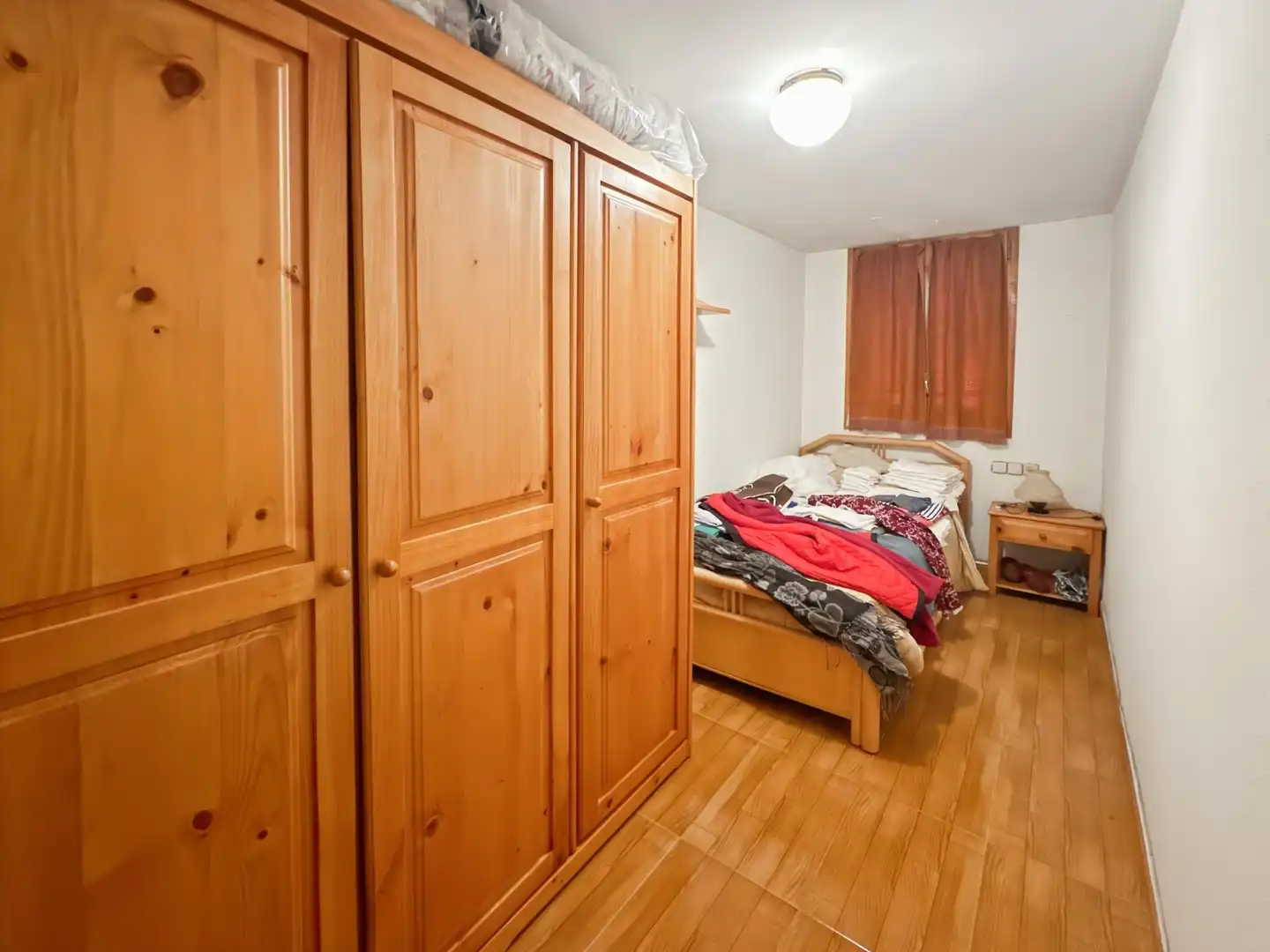 Schlafzimmer von Einfamilien-Reihenhaus zum Verkauf in Berga mit Heizung und Balkon
