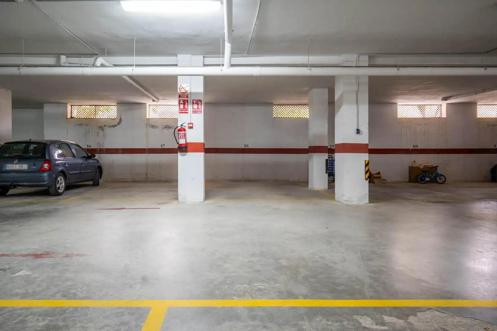 Parking de Piso en venta en Motril con Terraza y Piscina comunitaria
