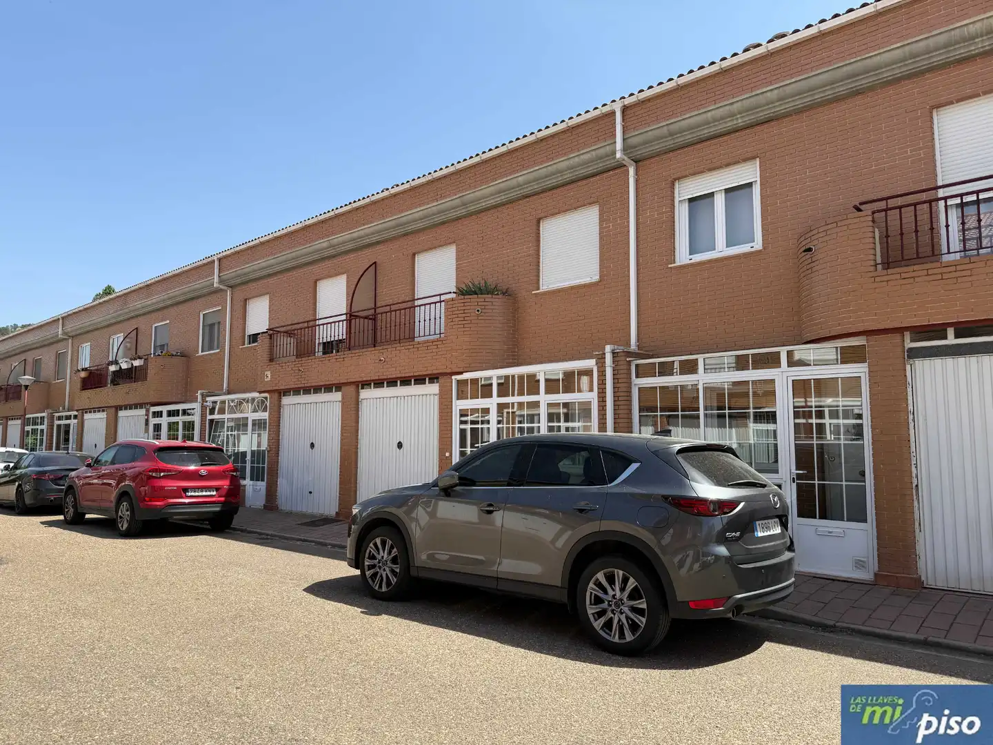 Vista exterior de Casa adosada en venda en Cabezón de Pisuerga amb Calefacció, Jardí privat i Parquet