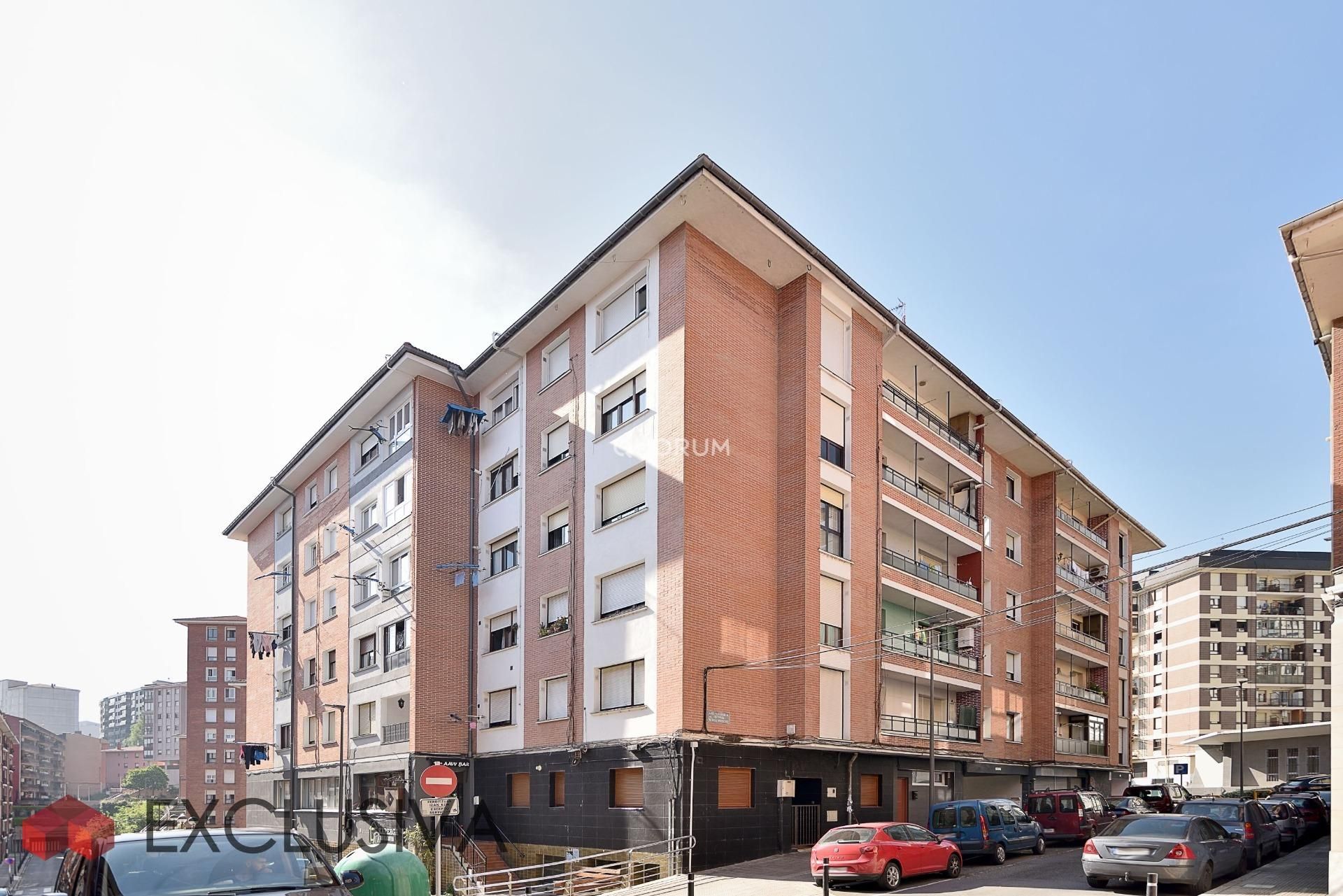 Vista exterior de Pis en venda en Basauri  amb Calefacció