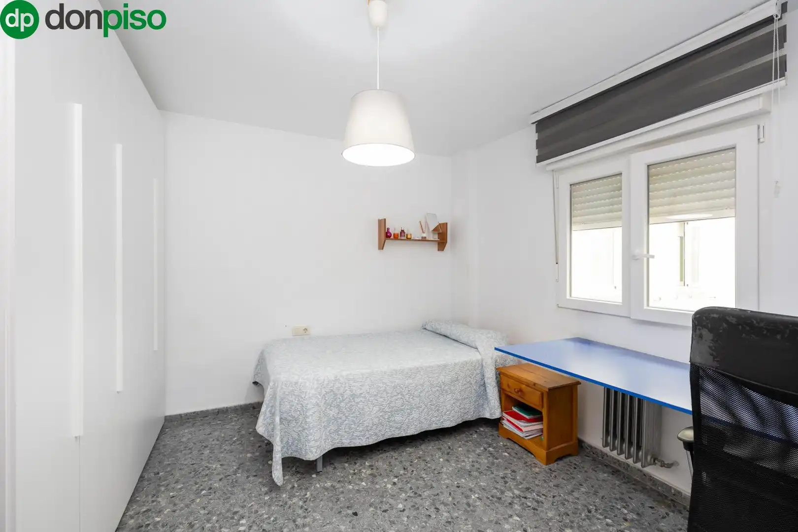 Dormitori de Apartament en venda en Granada amb Calefacció