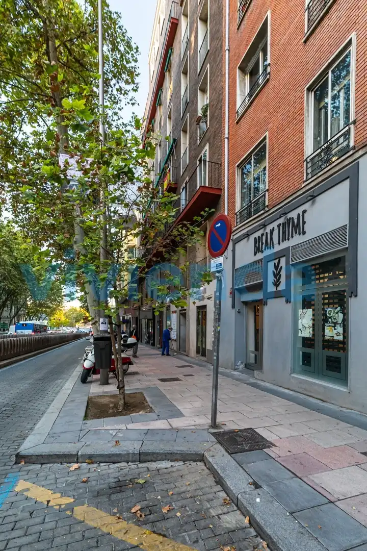 Vista exterior de Local de lloguer en Madrid amb Calefacció i Terrassa